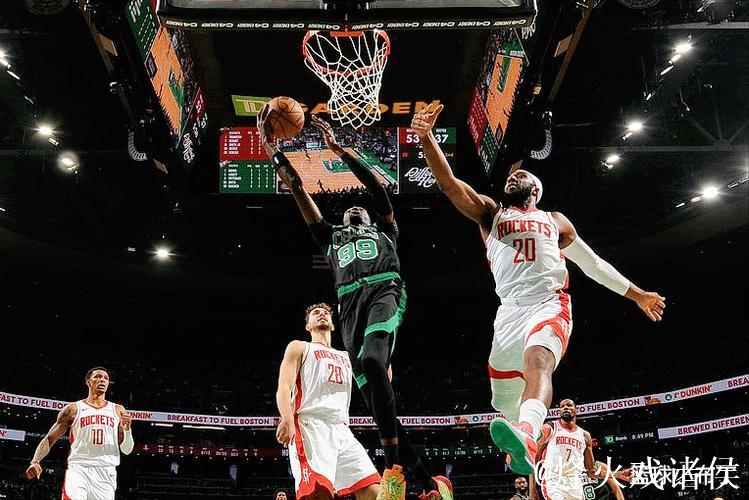 奥科吉底角发起突破，空中折叠闪躲过默里暴扣打成2+1